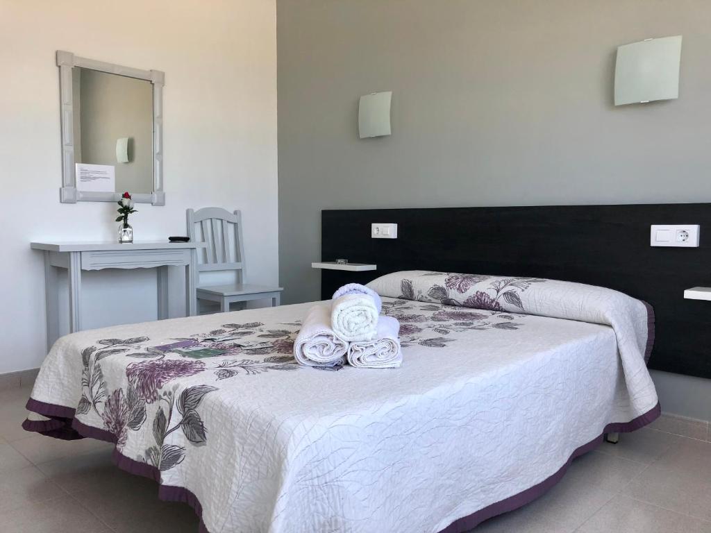 Habitación con cama grande y vistas al mar